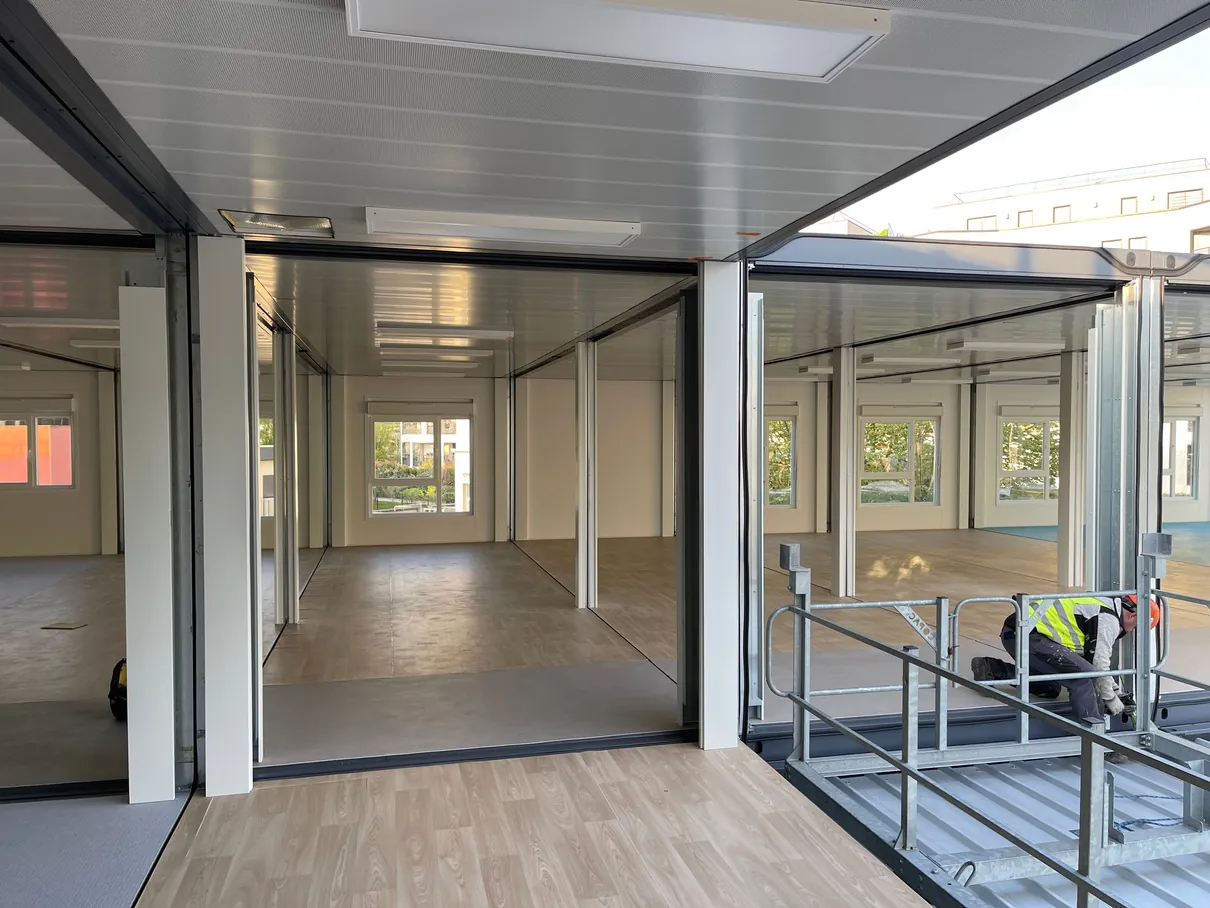 Intérieur d'un bâtiment modulaire en cours d'aménagement, travaux de second œuvre et finitions